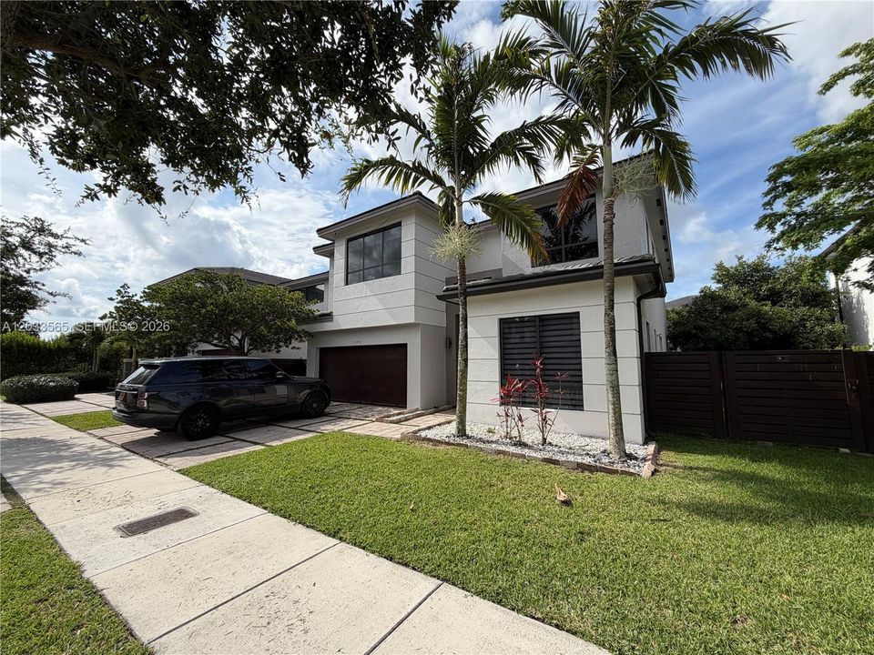 For Sale: $999,000 (5 beds, 3 baths, 3045 Square Feet)