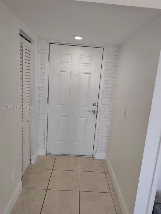 For Sale: $250,000 (2 beds, 2 baths, 1073 Square Feet)