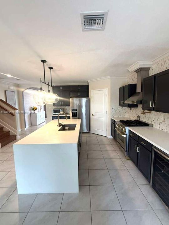 En Venta: $740,000 (5 camas, 3 baños, 2696 Pies cuadrados)