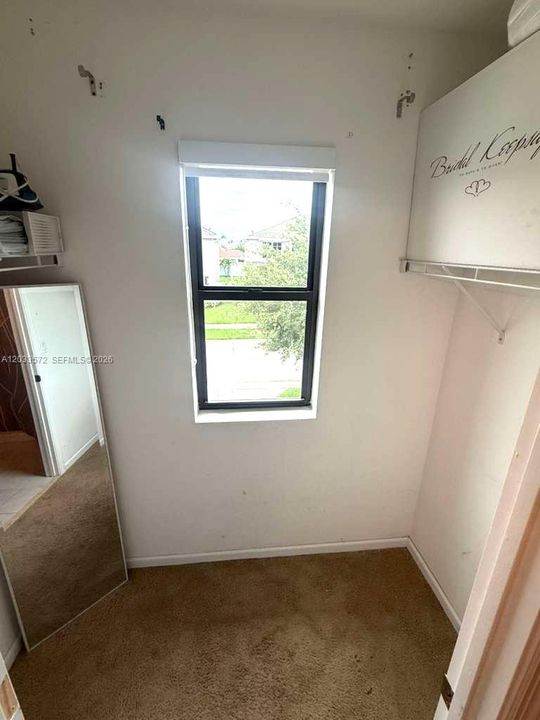 En Venta: $740,000 (5 camas, 3 baños, 2696 Pies cuadrados)