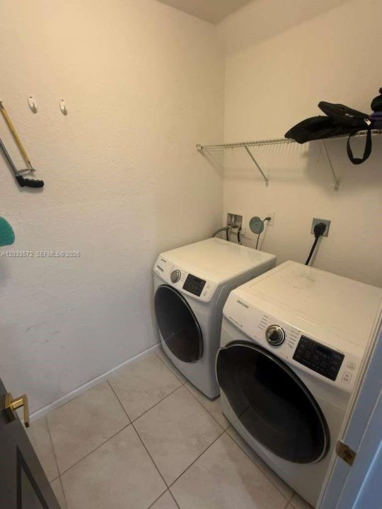 En Venta: $740,000 (5 camas, 3 baños, 2696 Pies cuadrados)