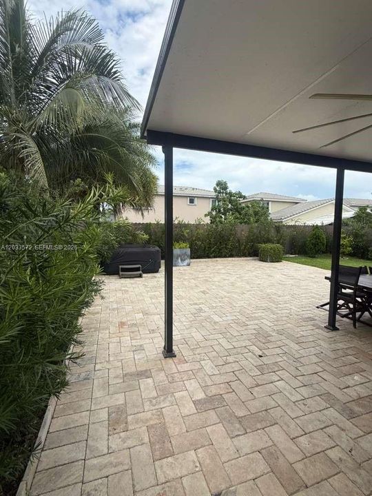 En Venta: $740,000 (5 camas, 3 baños, 2696 Pies cuadrados)
