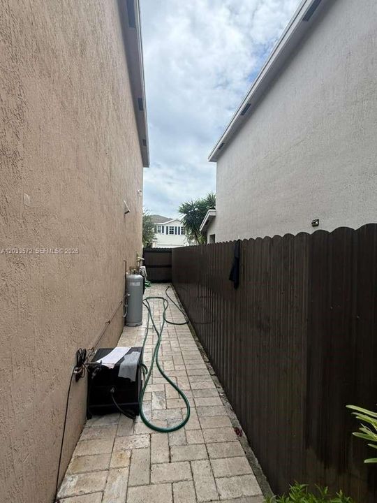 En Venta: $740,000 (5 camas, 3 baños, 2696 Pies cuadrados)