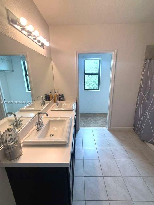 En Venta: $740,000 (5 camas, 3 baños, 2696 Pies cuadrados)