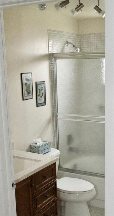 bathroom with tub