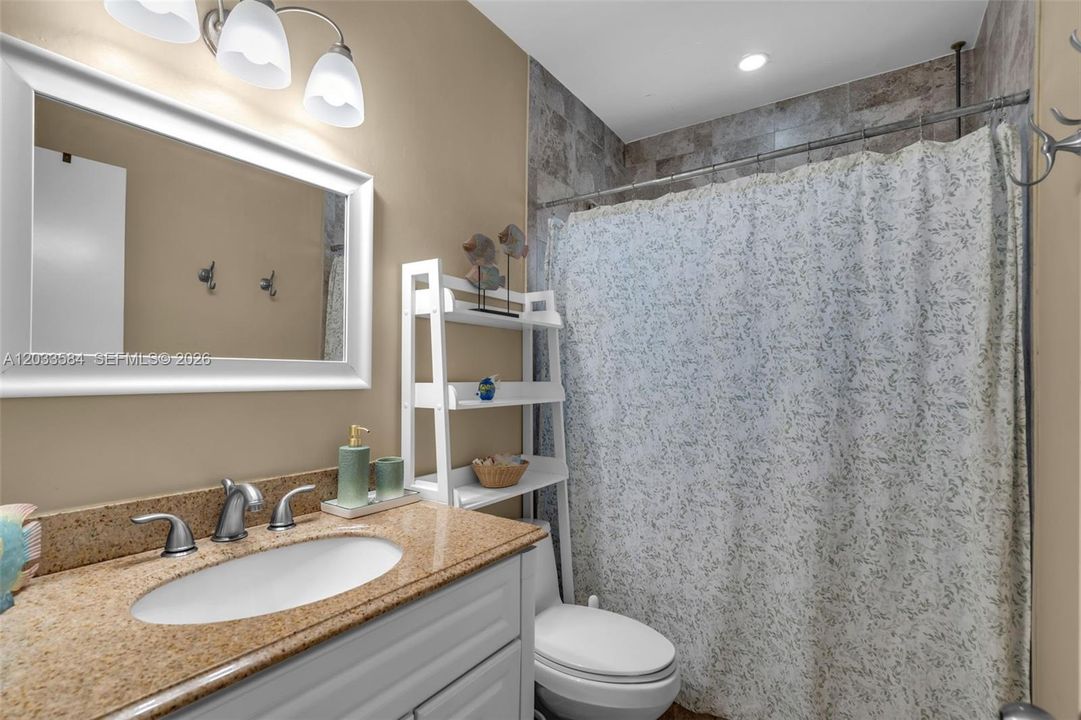 Back unit Bathroom 2