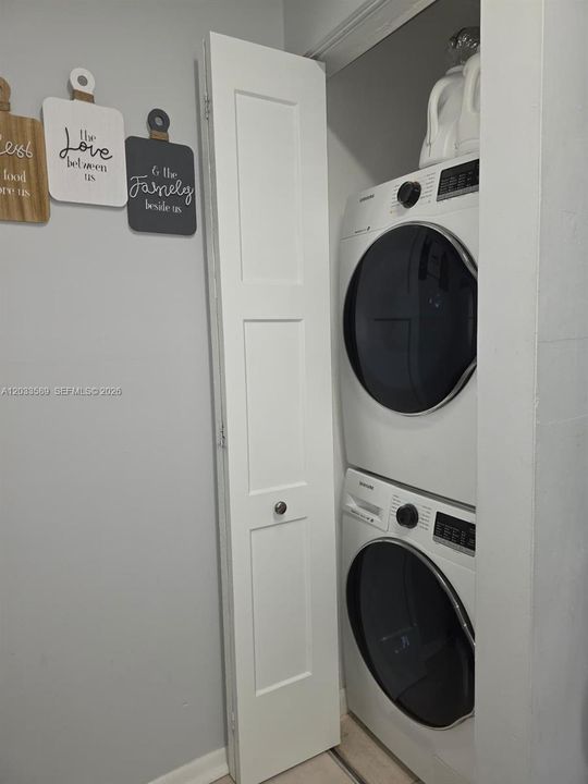 В аренду: $2,300 (2 спален, 2 ванн, 985 Квадратных фут)