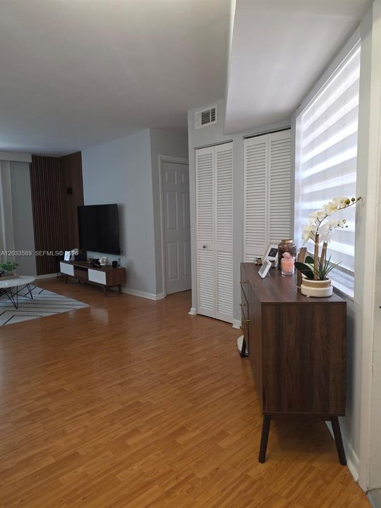В аренду: $2,300 (2 спален, 2 ванн, 985 Квадратных фут)