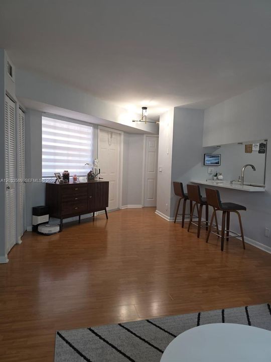 В аренду: $2,300 (2 спален, 2 ванн, 985 Квадратных фут)