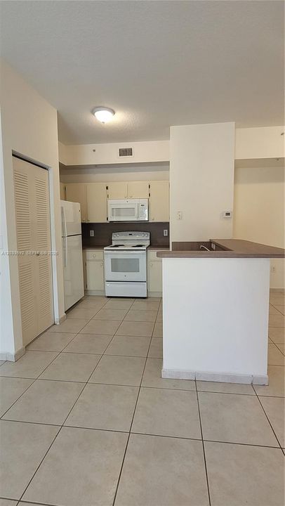 For Rent: $2,300 (2 beds, 2 baths, 870 Square Feet)