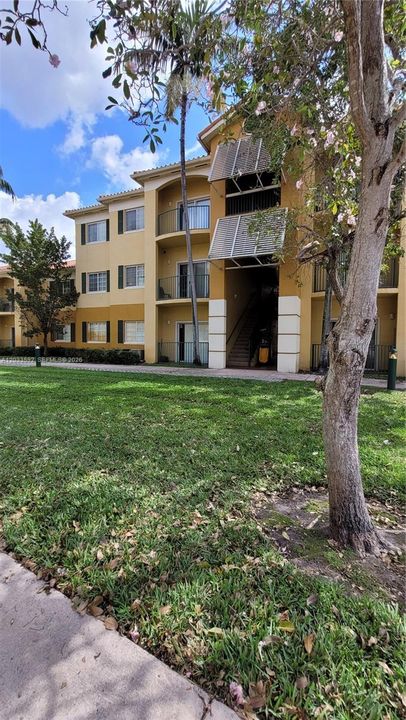 For Rent: $2,300 (2 beds, 2 baths, 870 Square Feet)