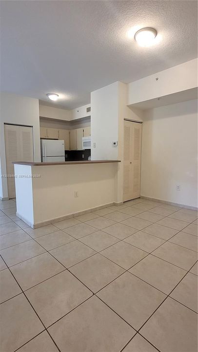 For Rent: $2,300 (2 beds, 2 baths, 870 Square Feet)