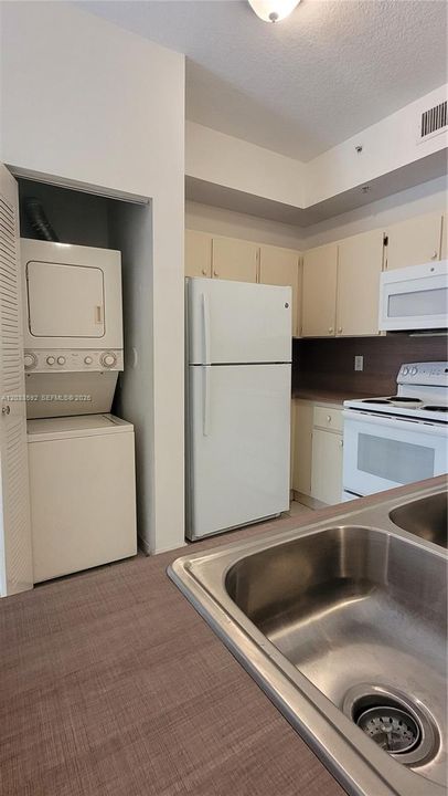 For Rent: $2,300 (2 beds, 2 baths, 870 Square Feet)