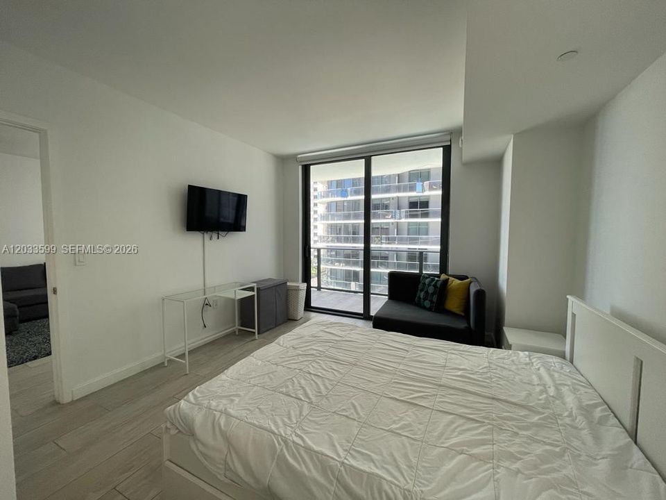 For Sale: $560,000 (1 beds, 1 baths, 620 Square Feet)