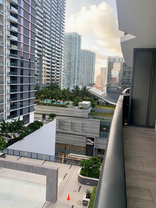 For Sale: $560,000 (1 beds, 1 baths, 620 Square Feet)