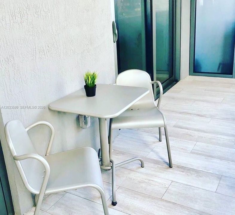 For Sale: $560,000 (1 beds, 1 baths, 620 Square Feet)