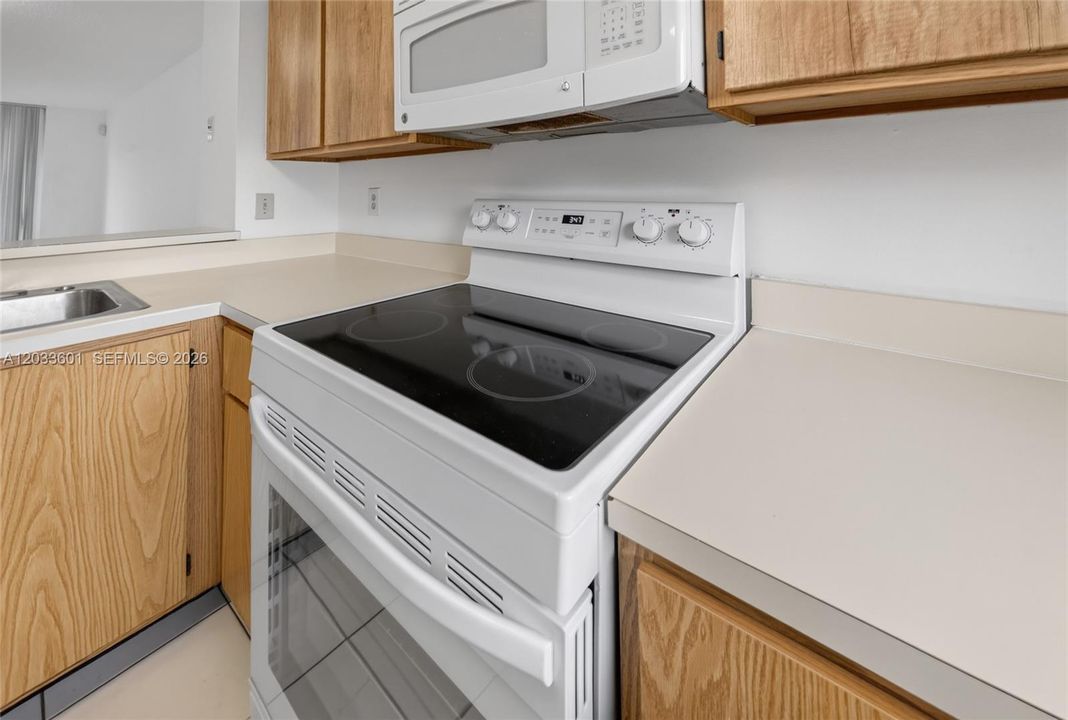 For Rent: $1,950 (2 beds, 2 baths, 832 Square Feet)