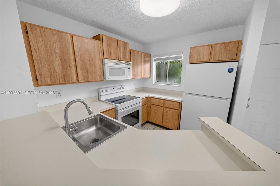 For Rent: $1,950 (2 beds, 2 baths, 832 Square Feet)