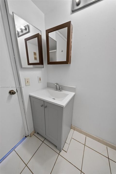 For Rent: $1,950 (2 beds, 2 baths, 832 Square Feet)