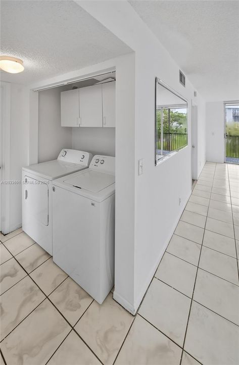 For Rent: $1,950 (2 beds, 2 baths, 832 Square Feet)