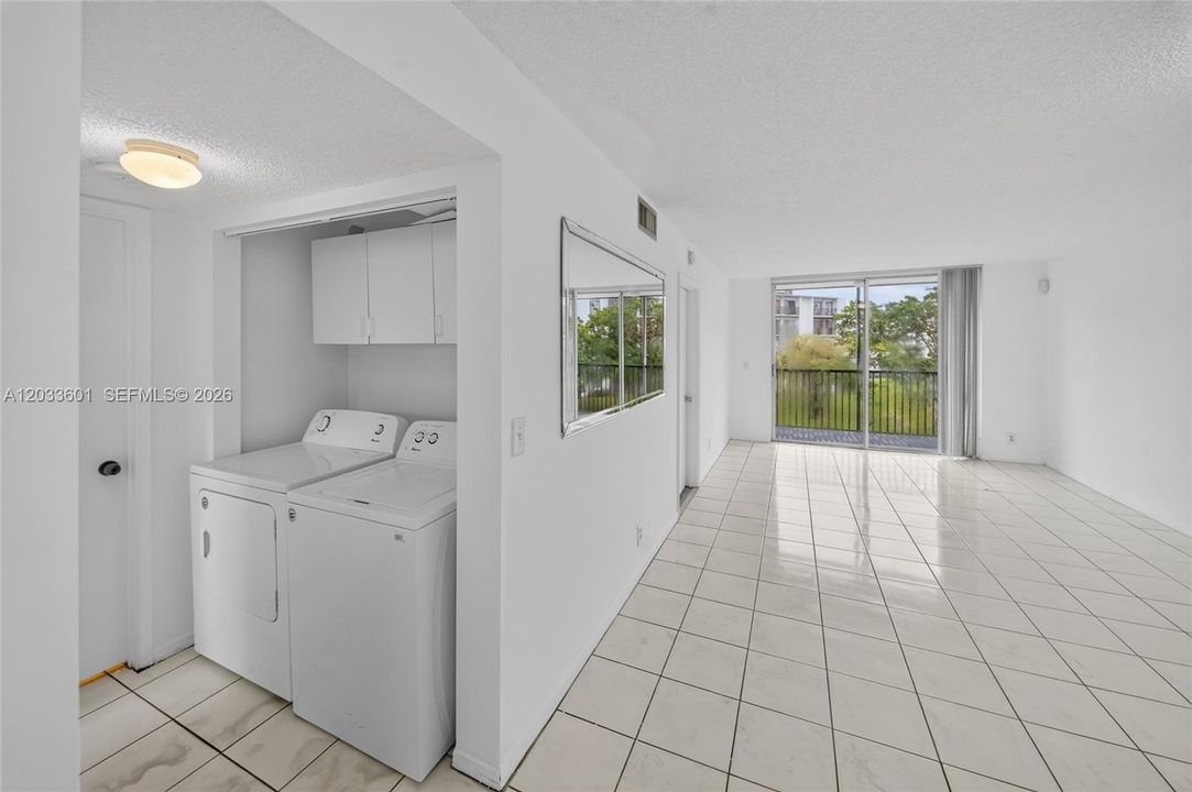 For Rent: $1,950 (2 beds, 2 baths, 832 Square Feet)