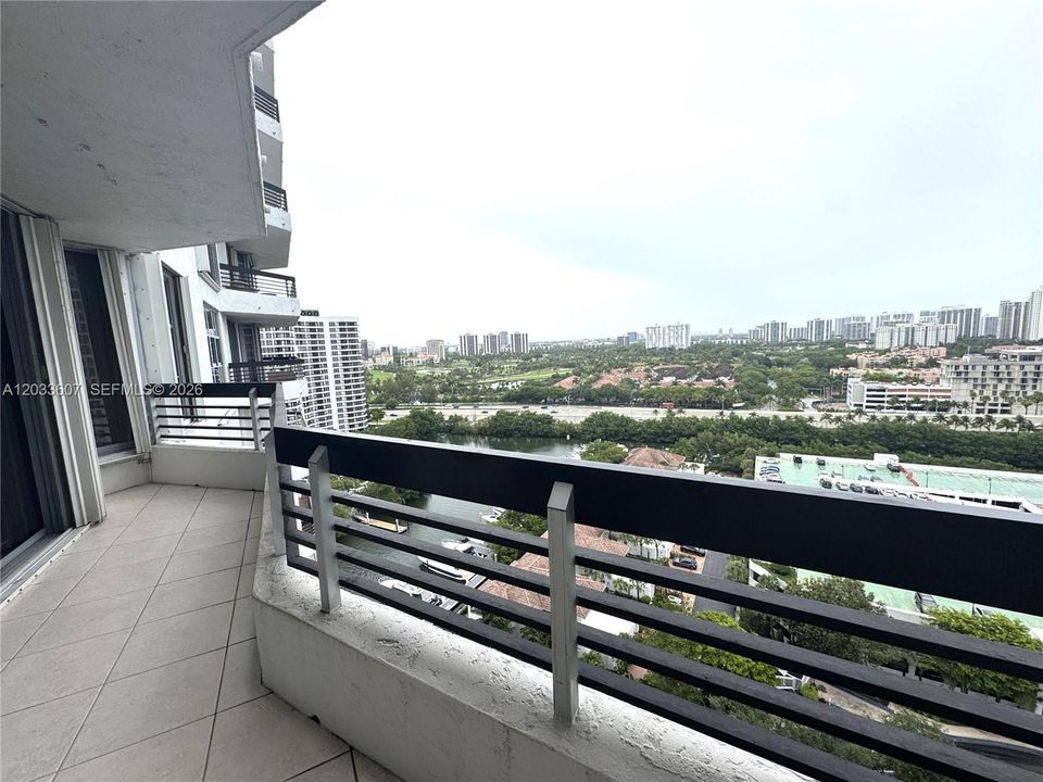 For Sale: $455,000 (2 beds, 2 baths, 1181 Square Feet)