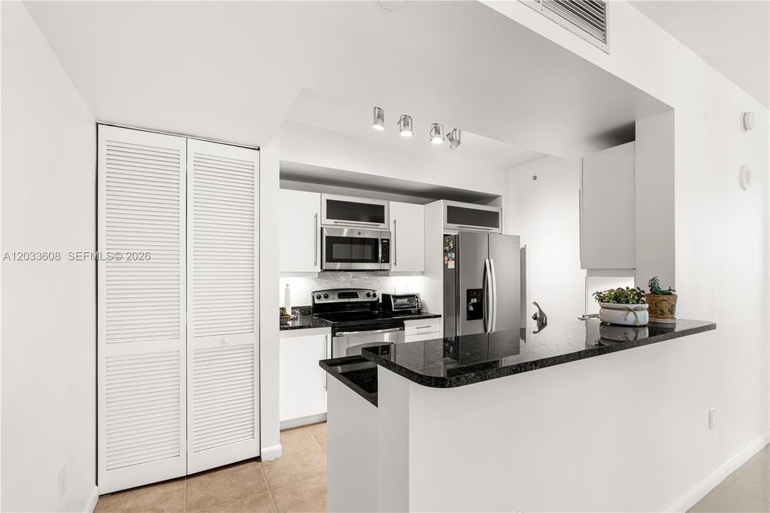 For Sale: $485,000 (2 beds, 2 baths, 1155 Square Feet)