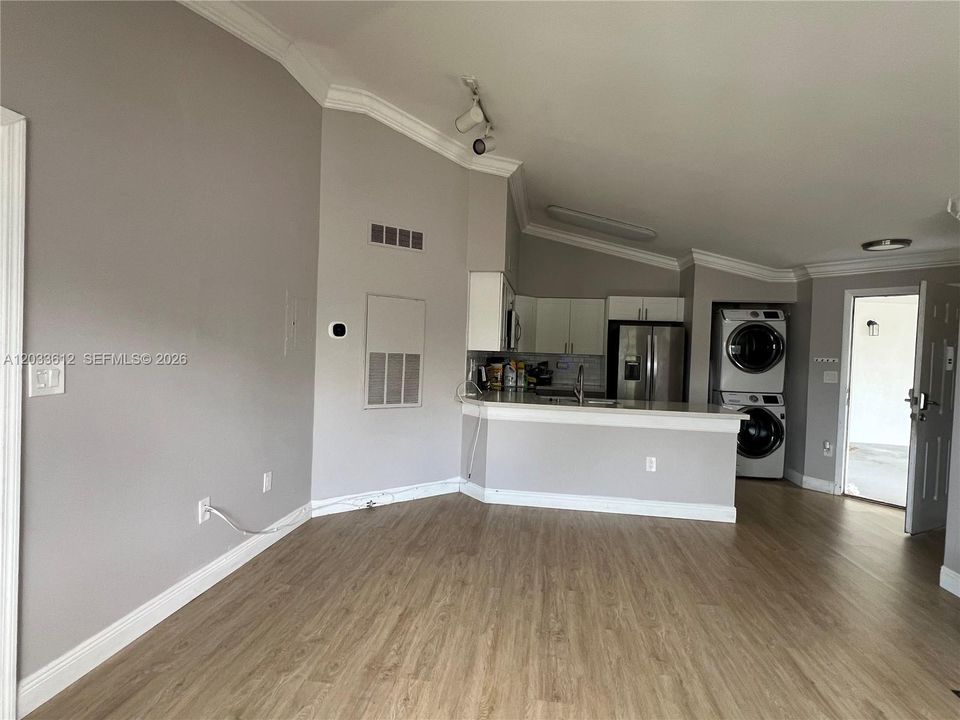 For Rent: $1,950 (1 beds, 1 baths, 632 Square Feet)