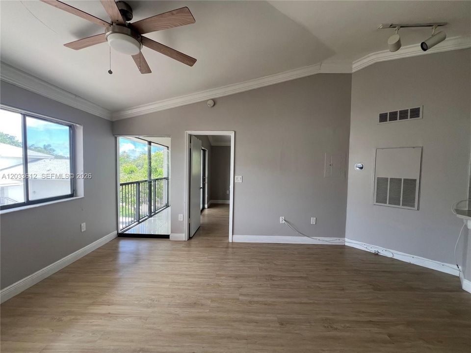 For Rent: $1,950 (1 beds, 1 baths, 632 Square Feet)