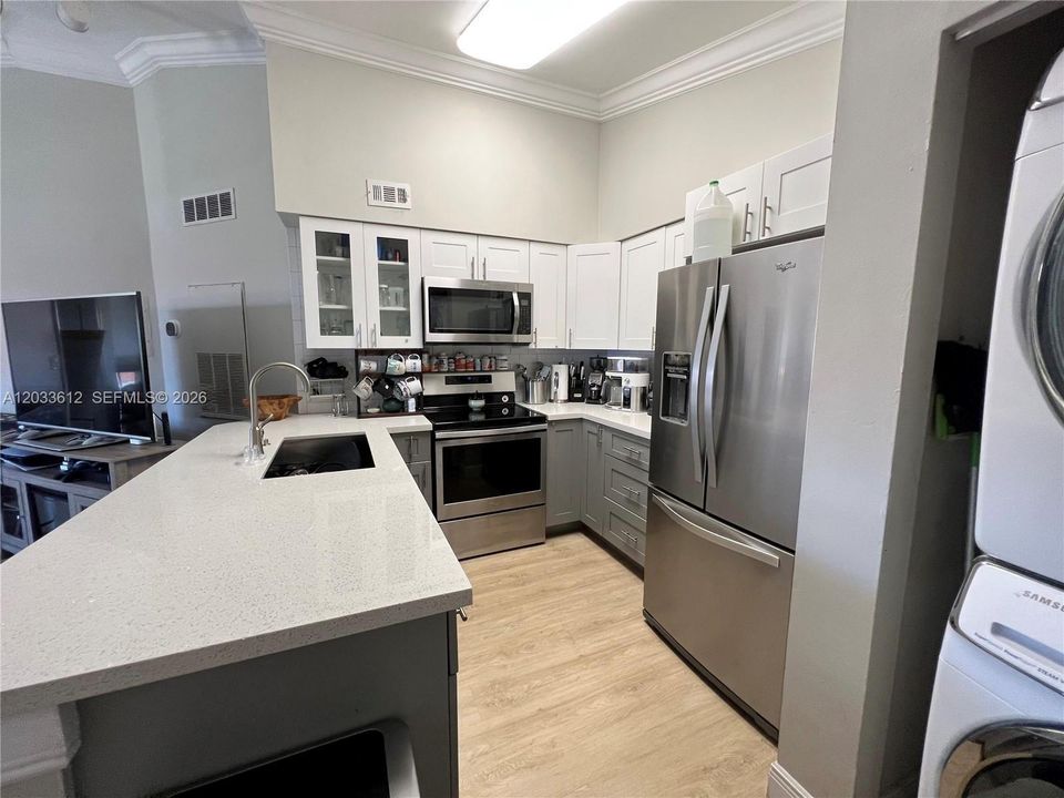 For Rent: $1,950 (1 beds, 1 baths, 632 Square Feet)