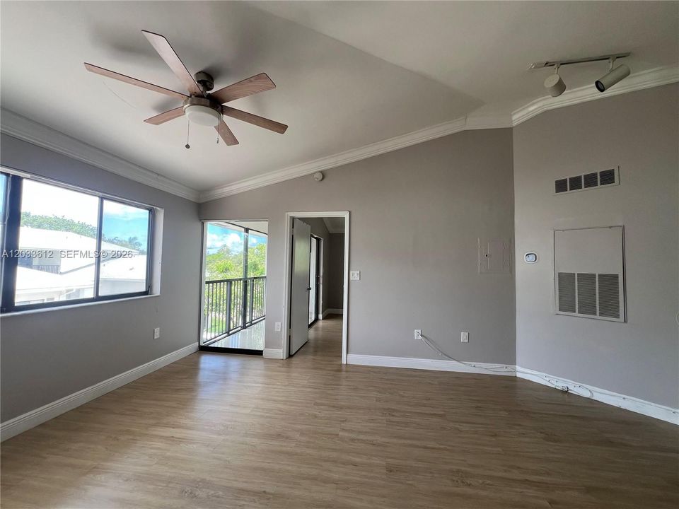 For Rent: $1,950 (1 beds, 1 baths, 632 Square Feet)