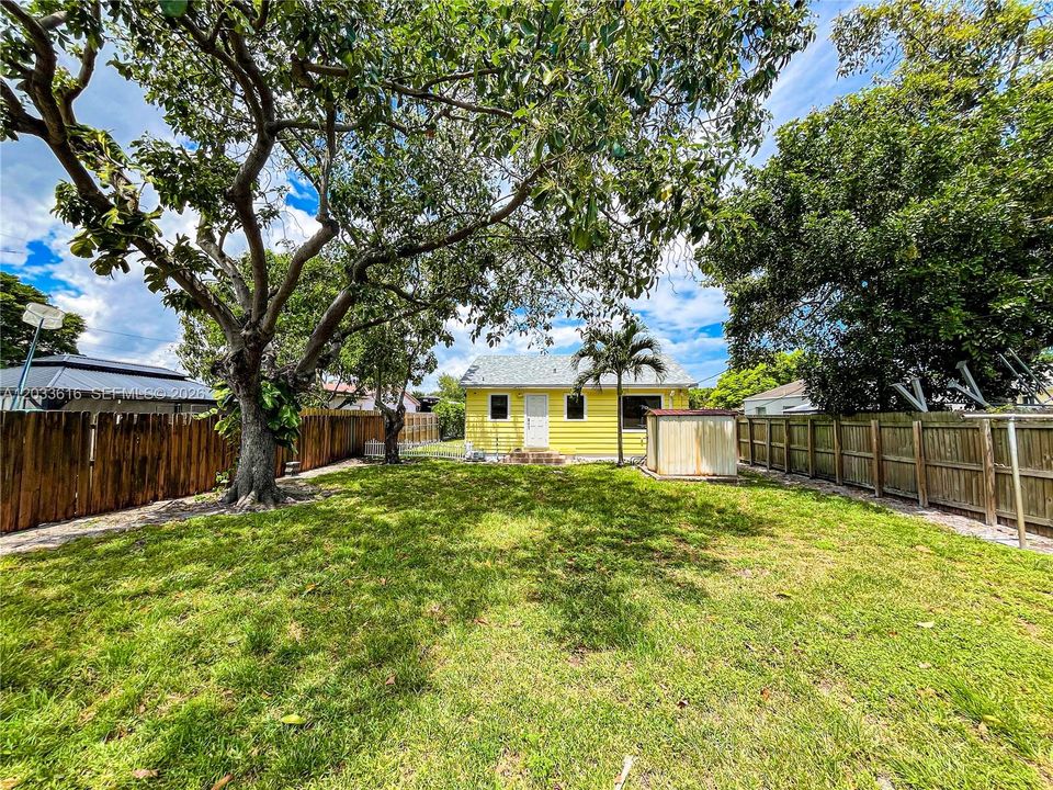 For Sale: $475,000 (2 beds, 1 baths, 783 Square Feet)