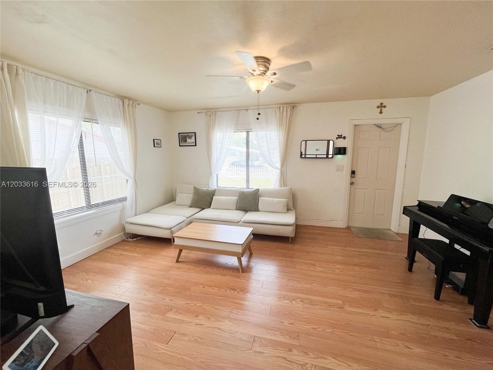 For Sale: $475,000 (2 beds, 1 baths, 783 Square Feet)