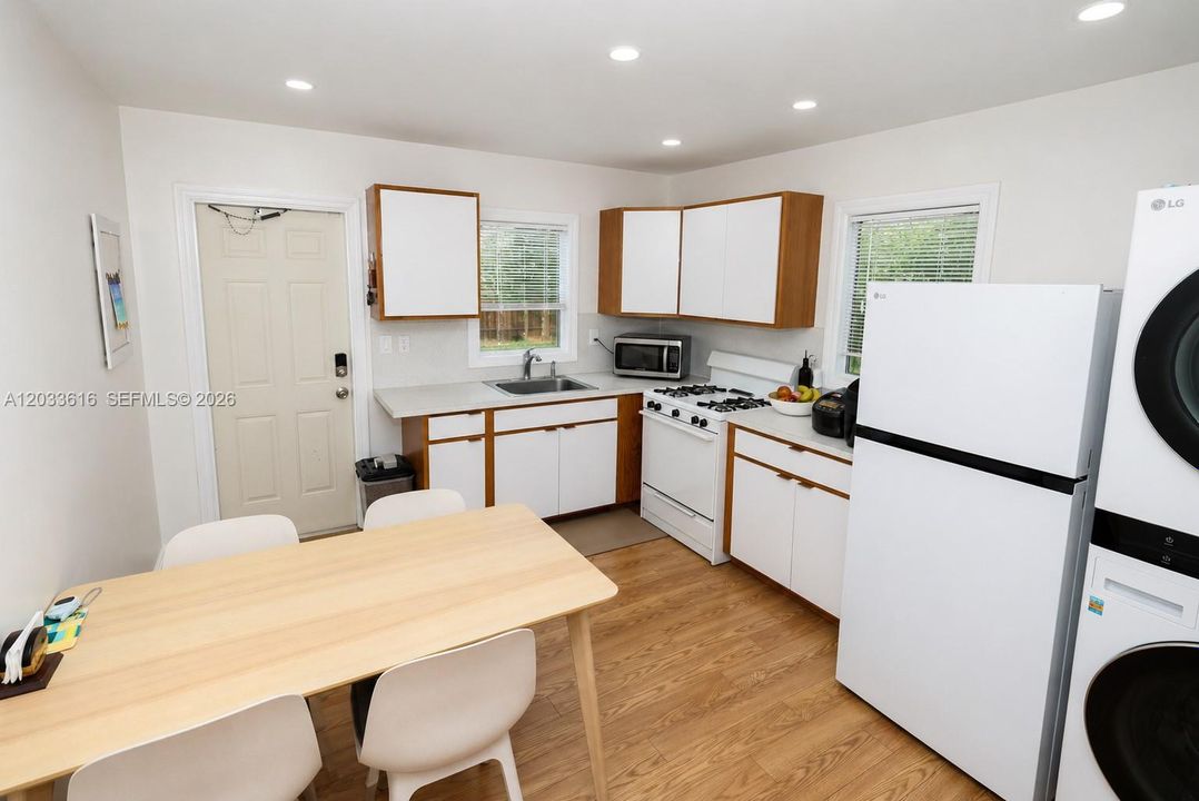 For Sale: $475,000 (2 beds, 1 baths, 783 Square Feet)