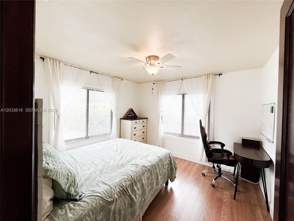 For Sale: $475,000 (2 beds, 1 baths, 783 Square Feet)