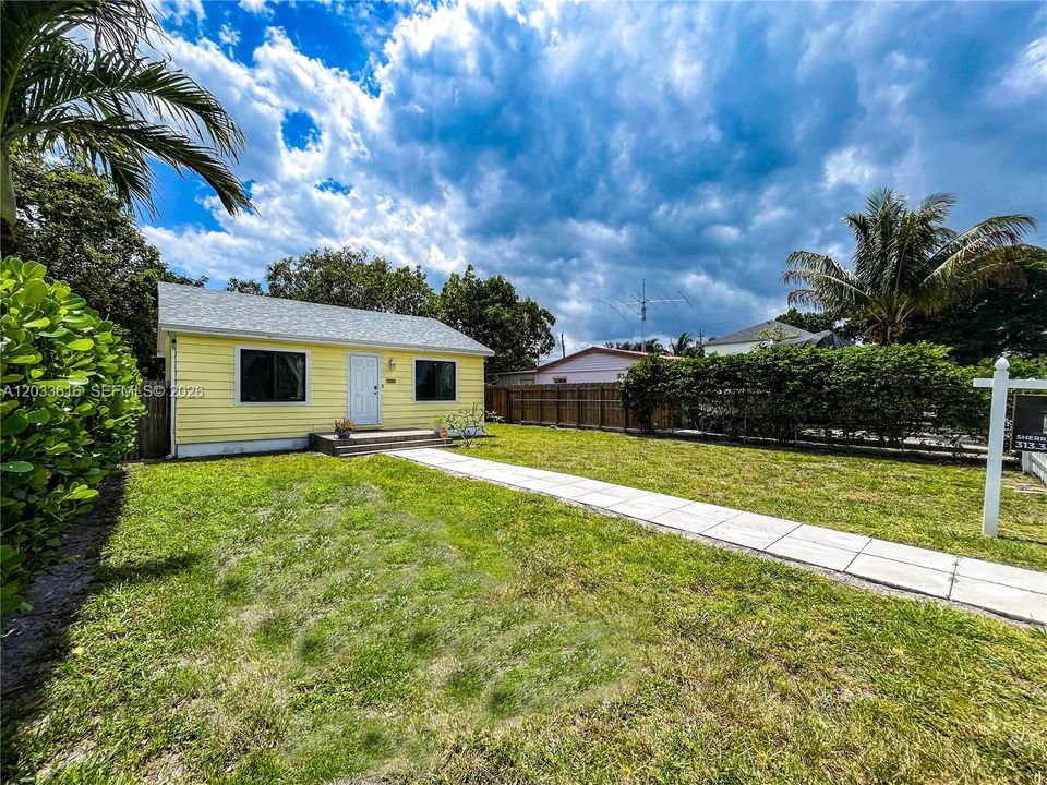 For Sale: $475,000 (2 beds, 1 baths, 783 Square Feet)