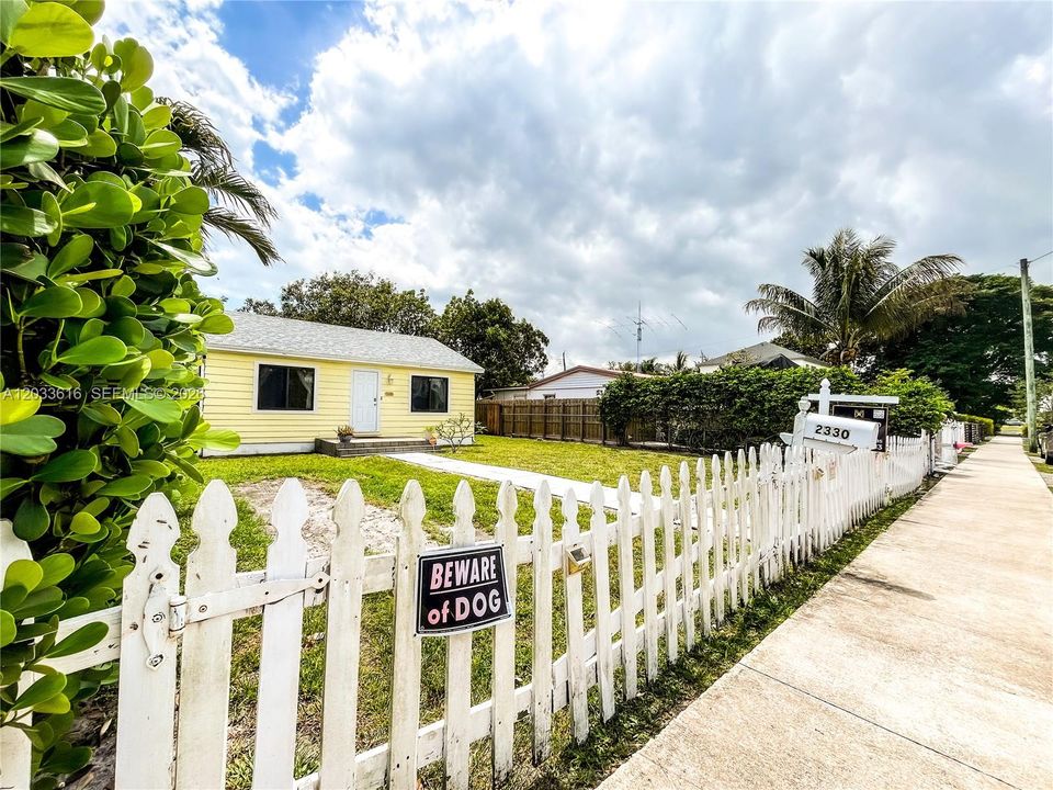 For Sale: $475,000 (2 beds, 1 baths, 783 Square Feet)