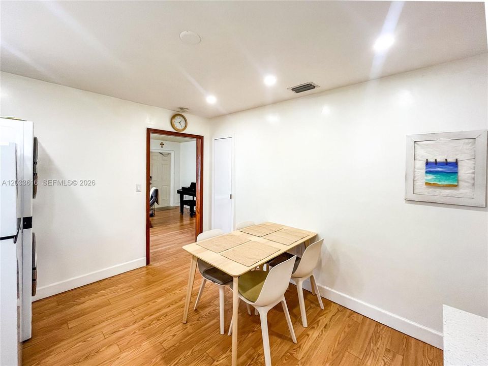 For Sale: $475,000 (2 beds, 1 baths, 783 Square Feet)