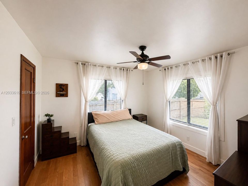 For Sale: $475,000 (2 beds, 1 baths, 783 Square Feet)