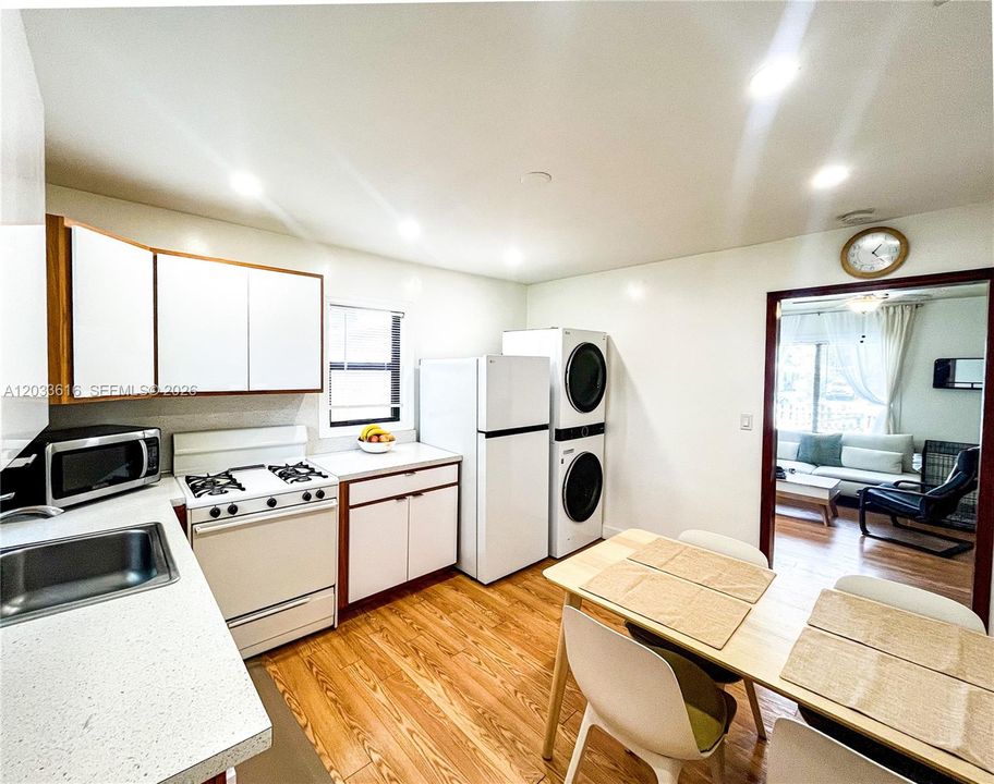 For Sale: $475,000 (2 beds, 1 baths, 783 Square Feet)