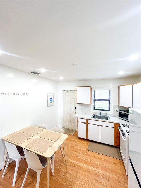 For Sale: $475,000 (2 beds, 1 baths, 783 Square Feet)