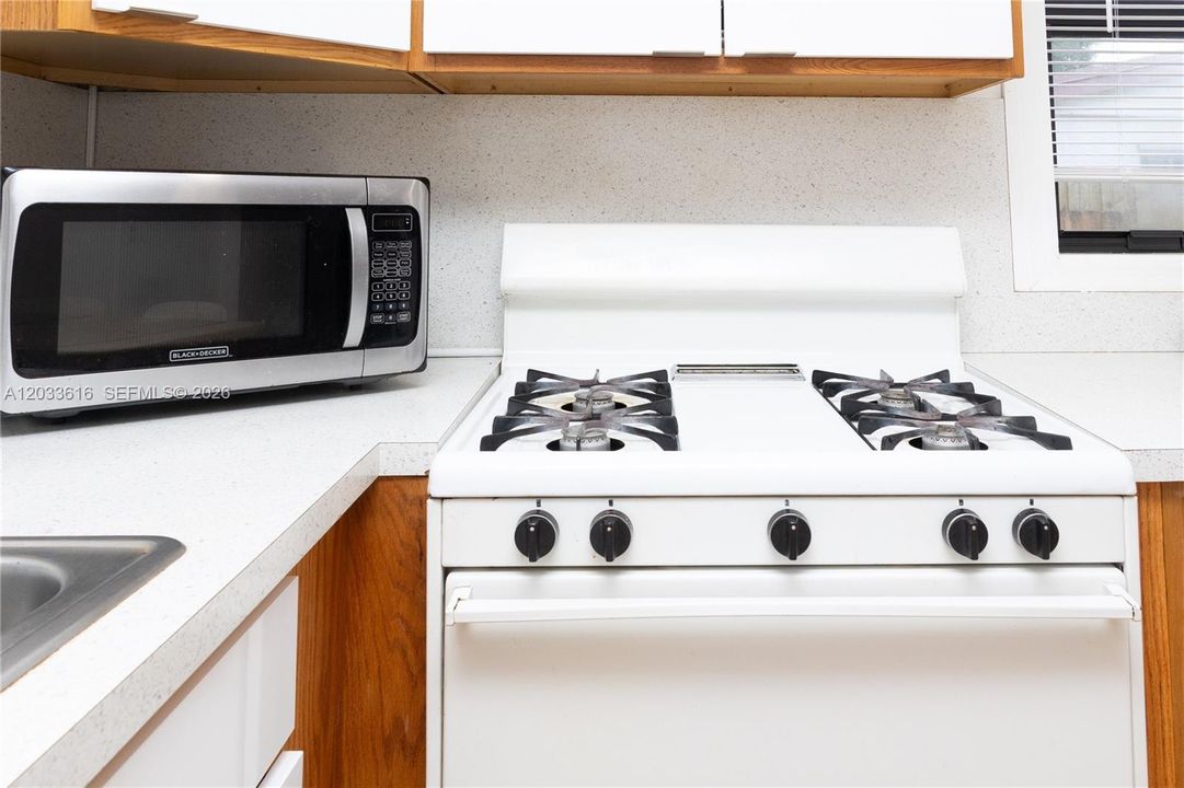 For Sale: $475,000 (2 beds, 1 baths, 783 Square Feet)