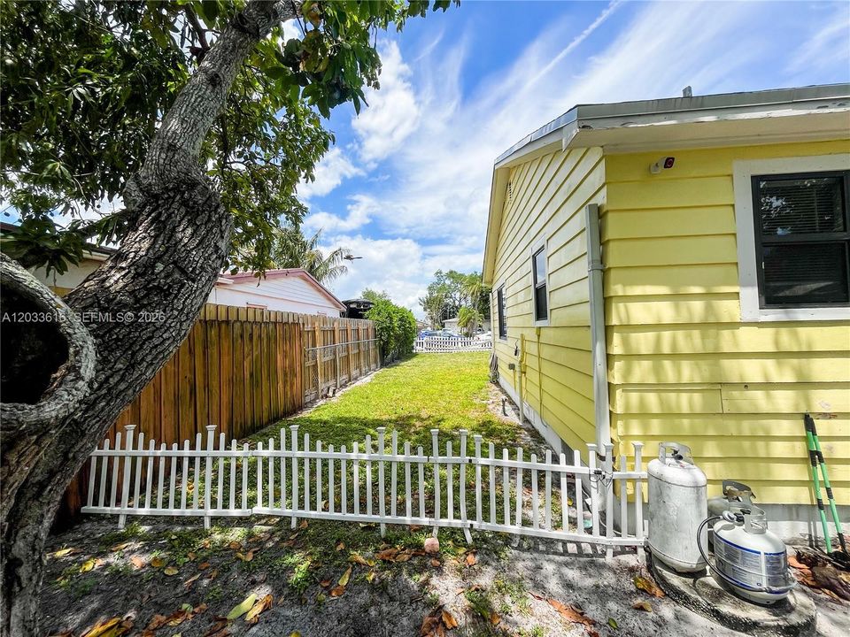 For Sale: $475,000 (2 beds, 1 baths, 783 Square Feet)