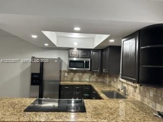 For Rent: $2,100 (2 beds, 2 baths, 963 Square Feet)