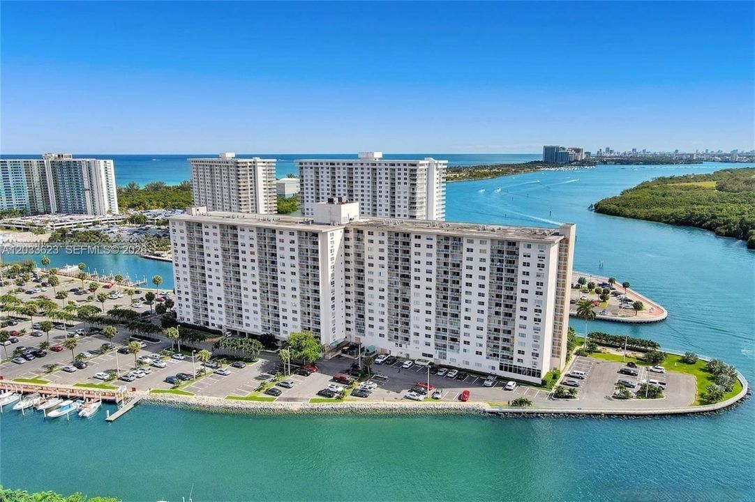 For Sale: $352,000 (1 beds, 1 baths, 705 Square Feet)