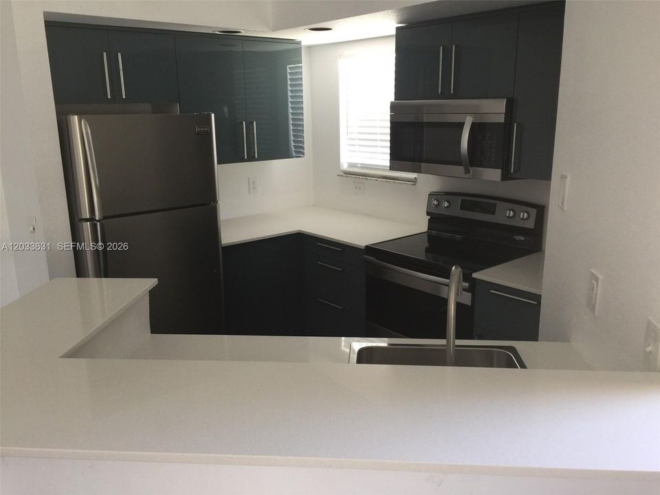 В аренду: $2,100 (2 спален, 1 ванн, 965 Квадратных фут)