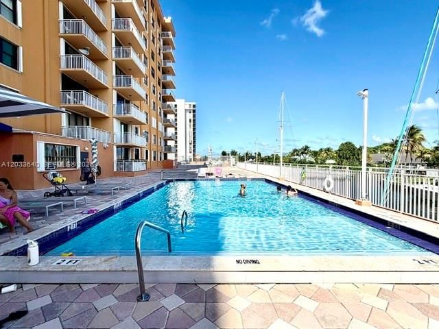 En Venta: $295,000 (2 camas, 2 baños, 1190 Pies cuadrados)