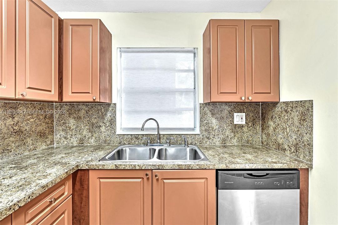 For Rent: $1,750 (1 beds, 1 baths, 850 Square Feet)