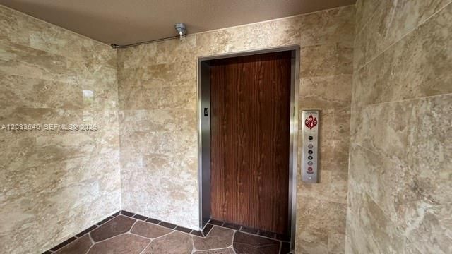 For Sale: $160,000 (1 beds, 1 baths, 1056 Square Feet)