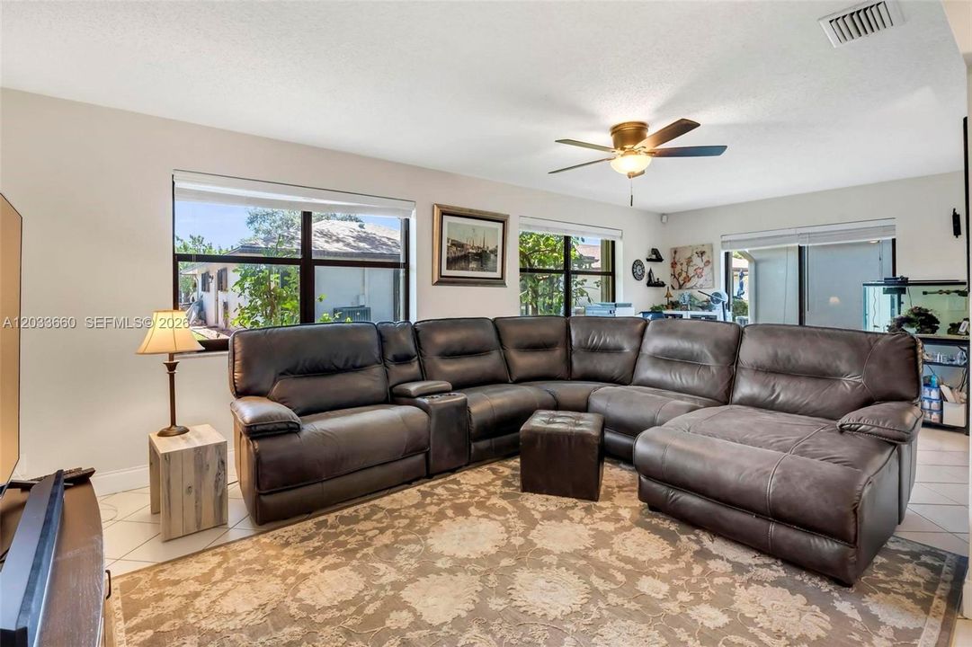 For Sale: $368,000 (2 beds, 2 baths, 1470 Square Feet)